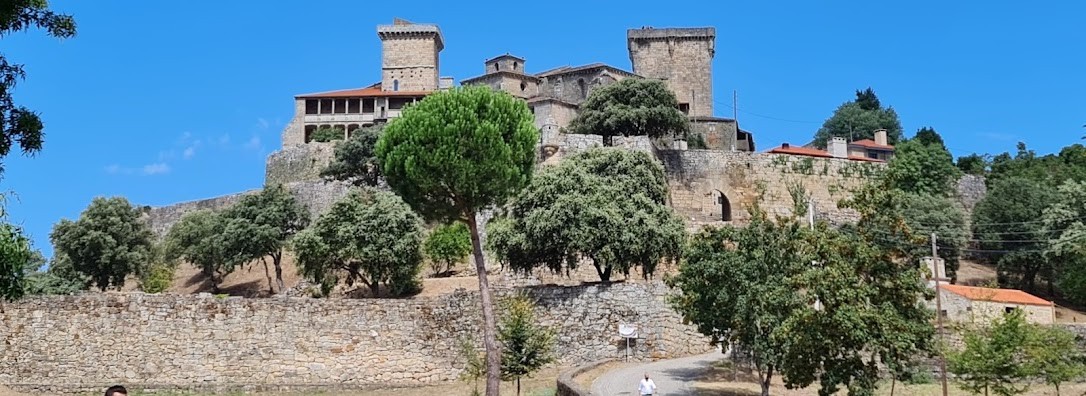 Comboios turísticos de Ourense à espera de visitantes minhotos