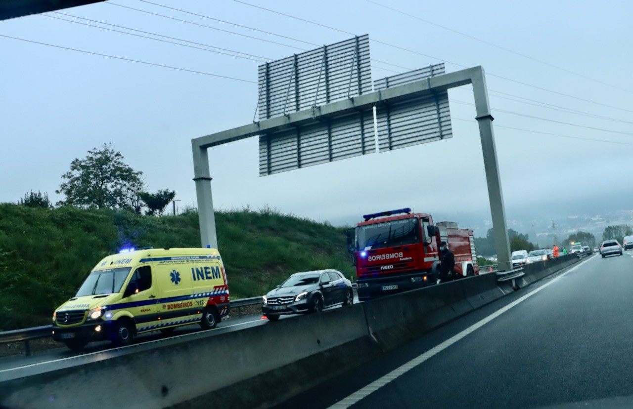 Braga: Trânsito condicionado após capotamento de carro na avenida Miguel Torga