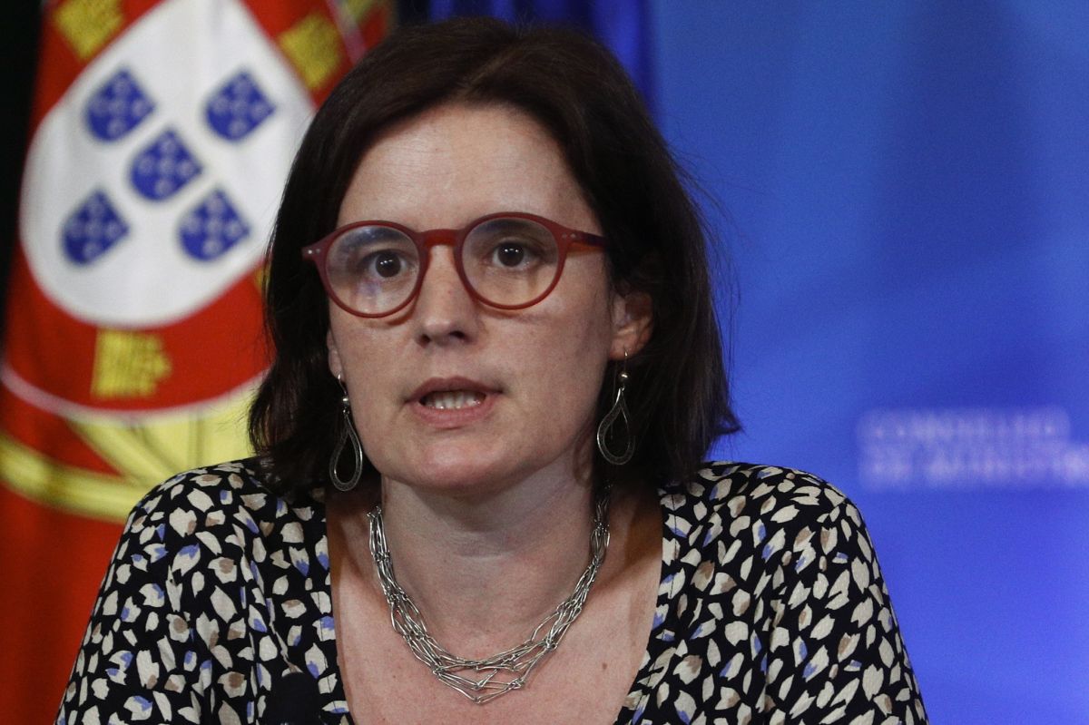 Ministra da Presidência assume contratação de jovem assessor e realça lei de 2012