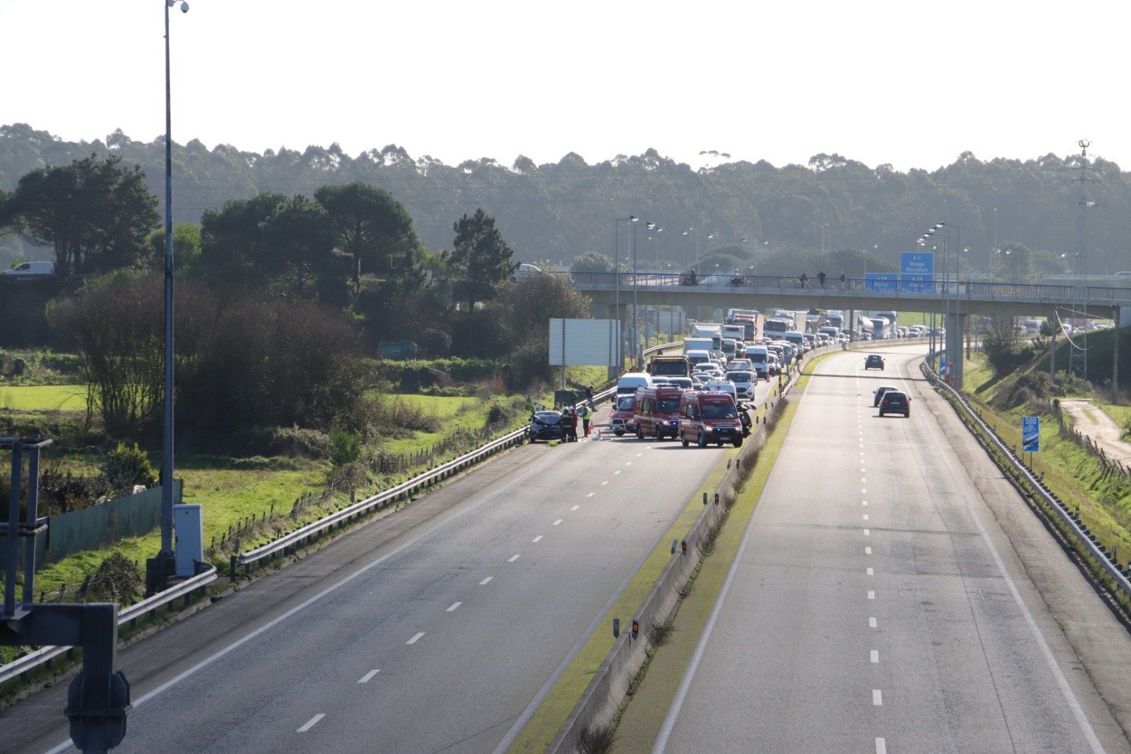 Dois feridos ligeiros em acidente que cortou a A28
