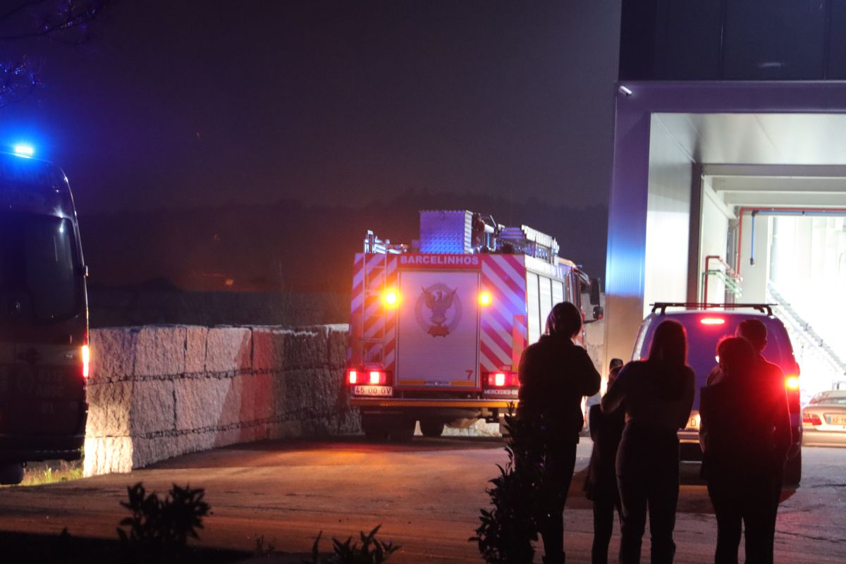 Incêndio em fábrica mobilizou bombeiros em Barcelos