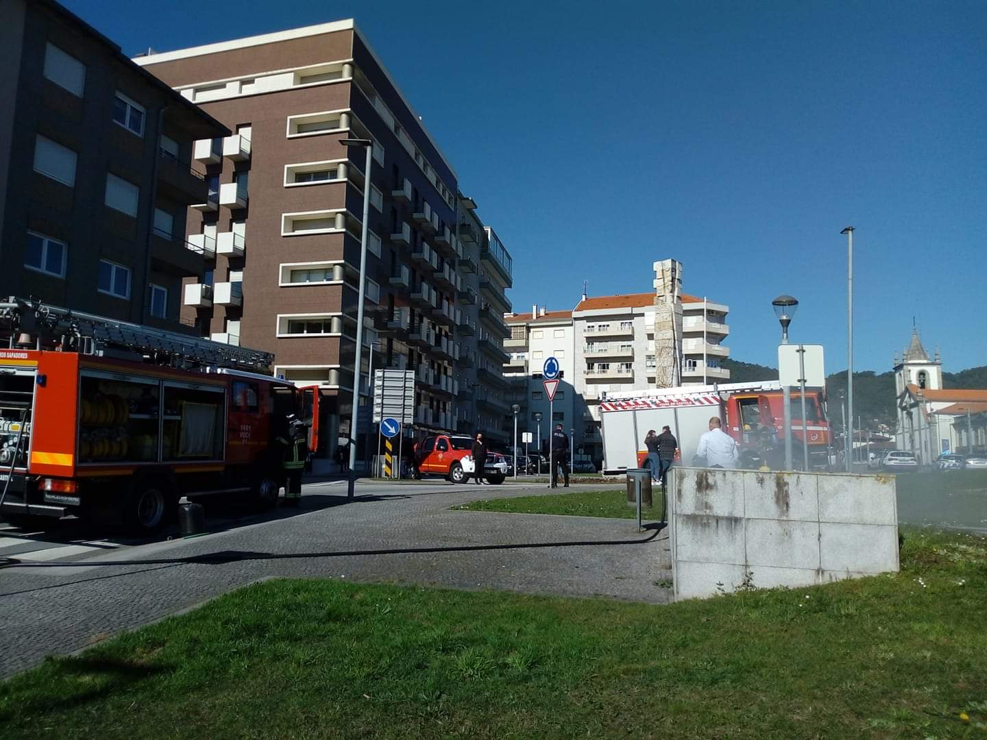 Incêndio em parque de estacionamento subterrâneo provoca um ferido