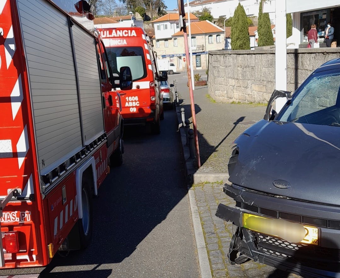 Dois feridos após colisão a envolver duas viaturas em Monção