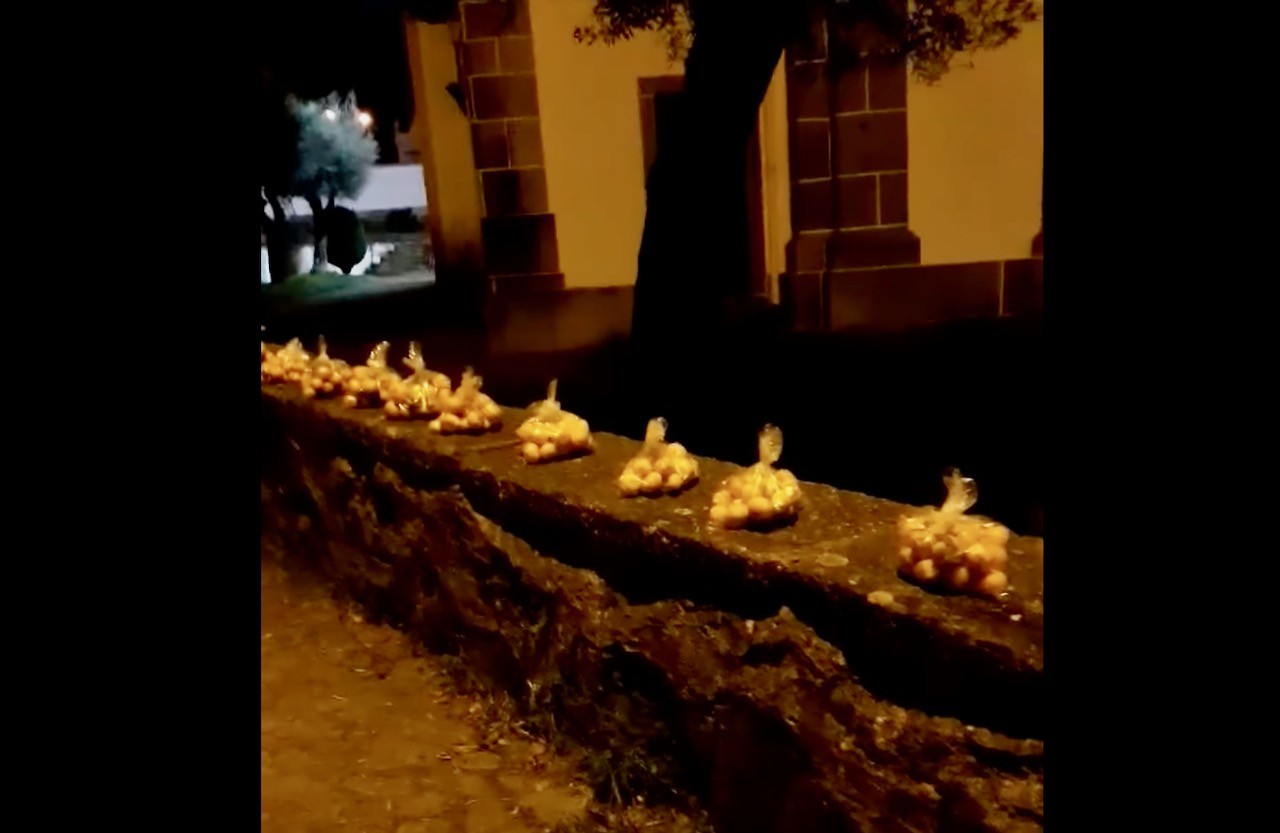 Associação de Dume coloca fruta no adro da Igreja para quem quiser levar