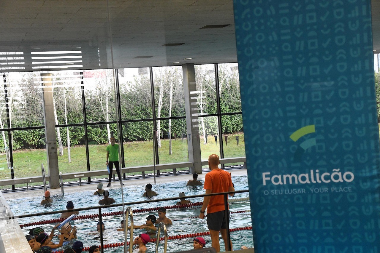 Famalicão “mergulha” numa natação de excelência