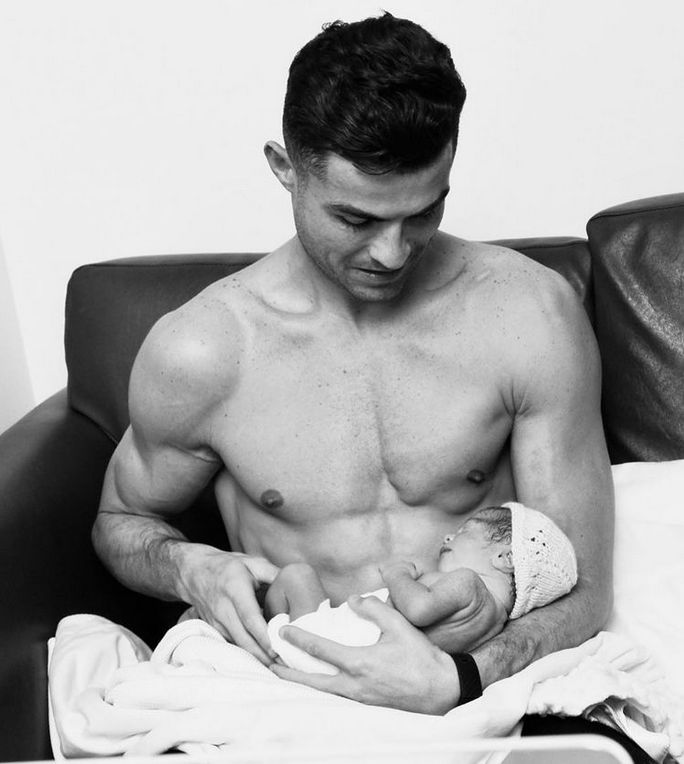 Cristiano Ronaldo publica fotografia com filha recém-nascida