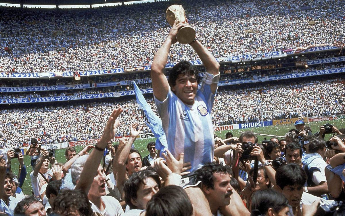 Lendária camisola da 'mão de Deus' de Maradona leiloada por 8,8 ME