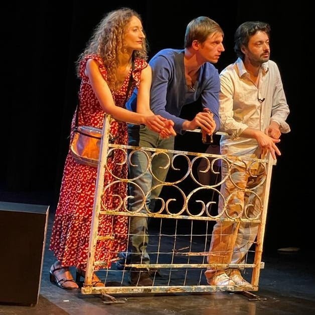 Peça de teatro em França presta homenagem à história dos emigrantes portugueses