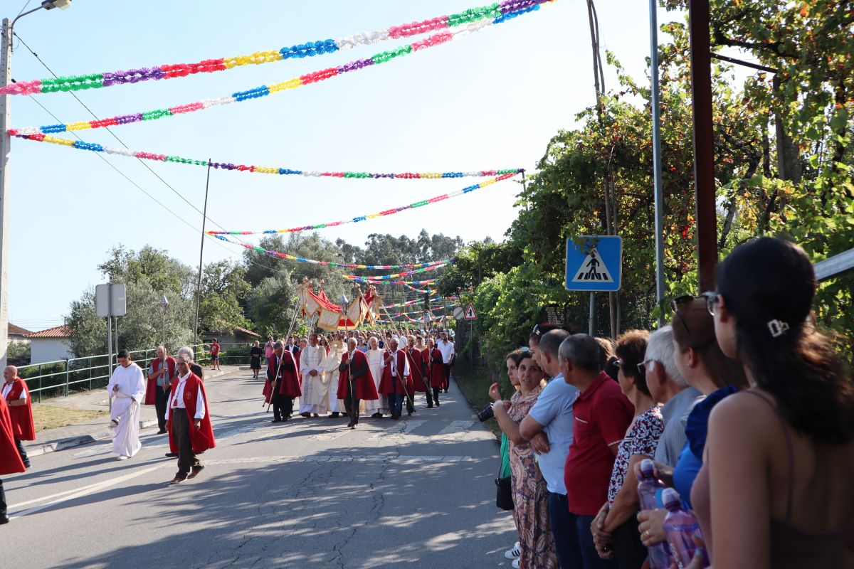 Procissão solene do Santíssimo Sacramento levou muita gente às ruas de Sobreposta