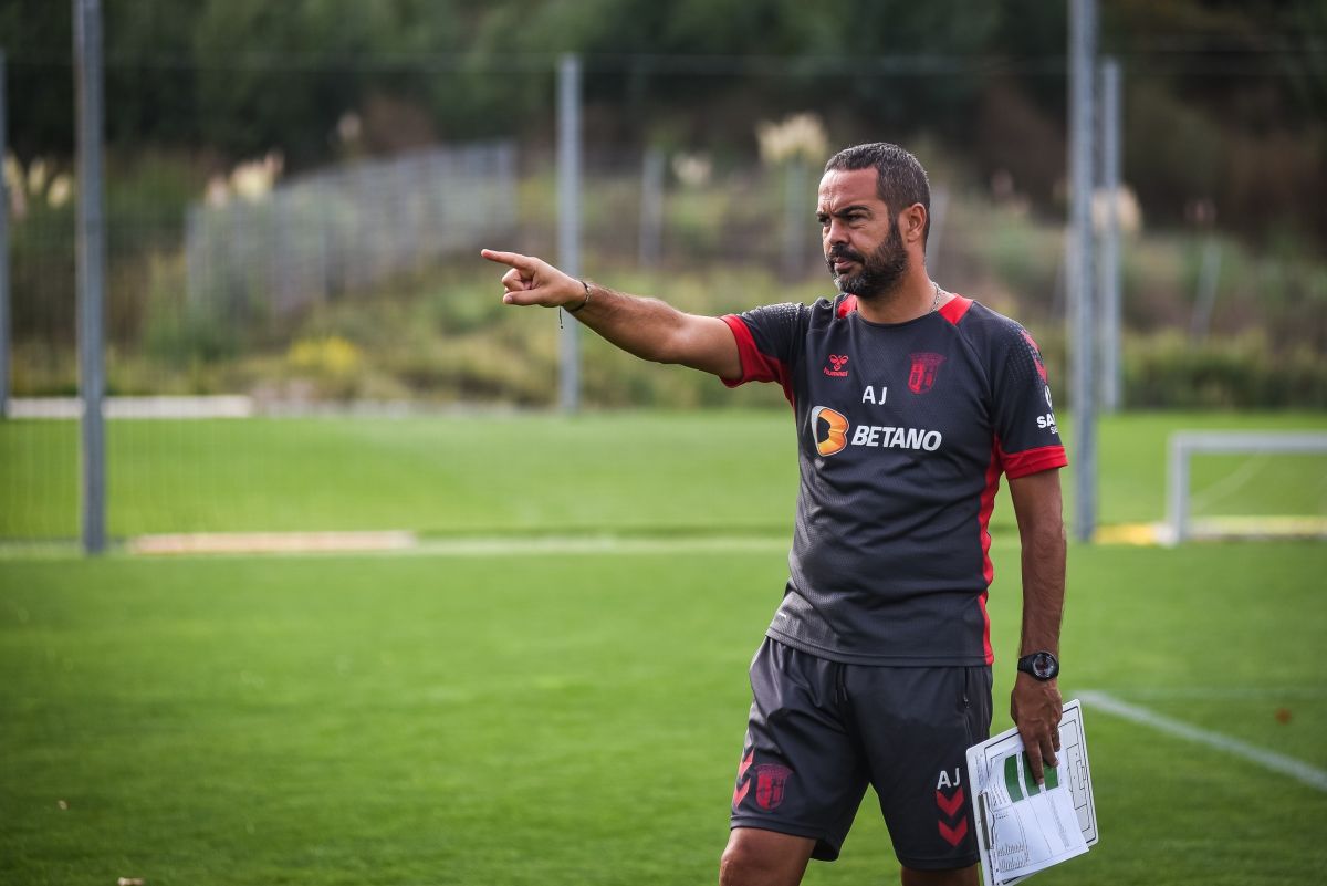 Jogadores estão «motivados para vencer», diz Artur Jorge