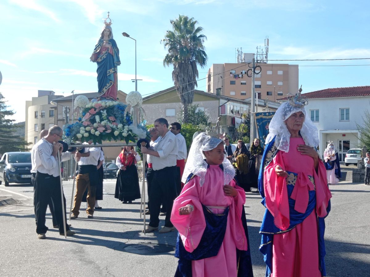 Procissão atraiu centenas de pessoas numa manifestação de fé em Ferreiros