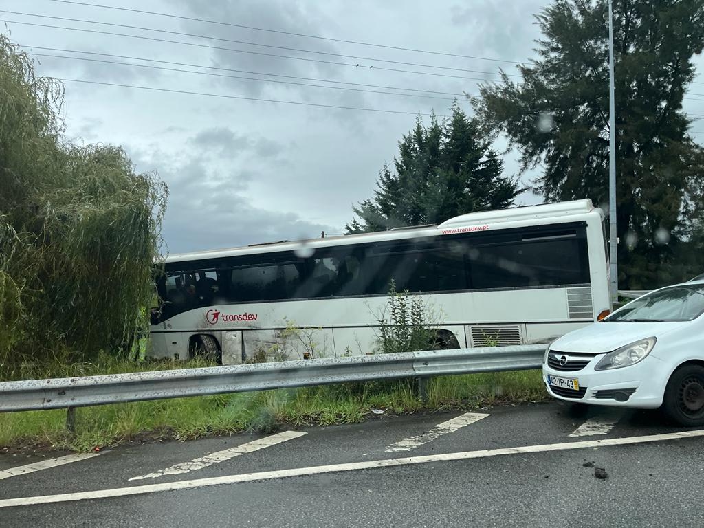 Autocarro despista-se na Variante do Cávado