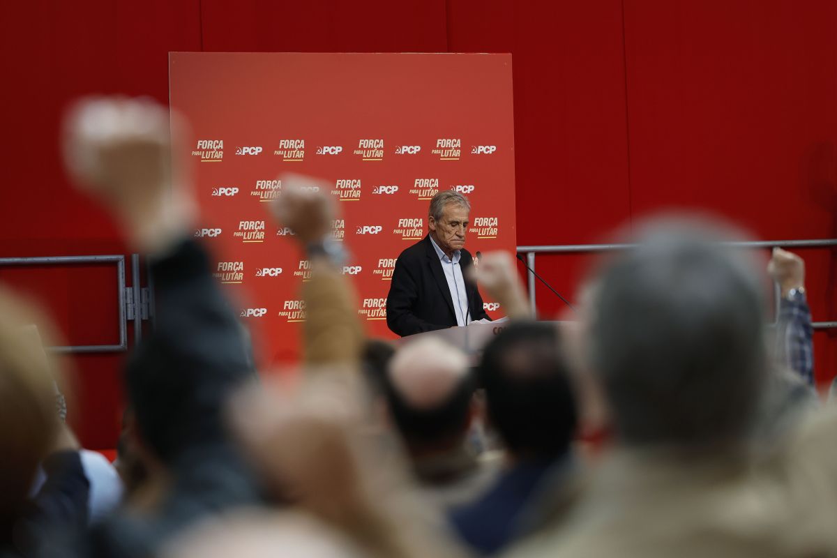 Jerónimo de Sousa acusa PS de estar "cada vez mais inclinado para a direita"