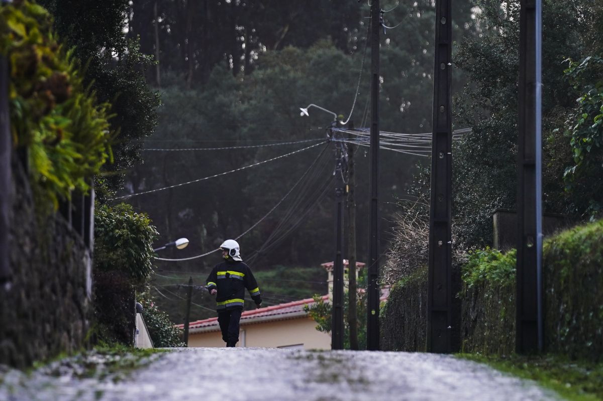 Retirada de vítimas em deslizamento de terra será "operação demorada”