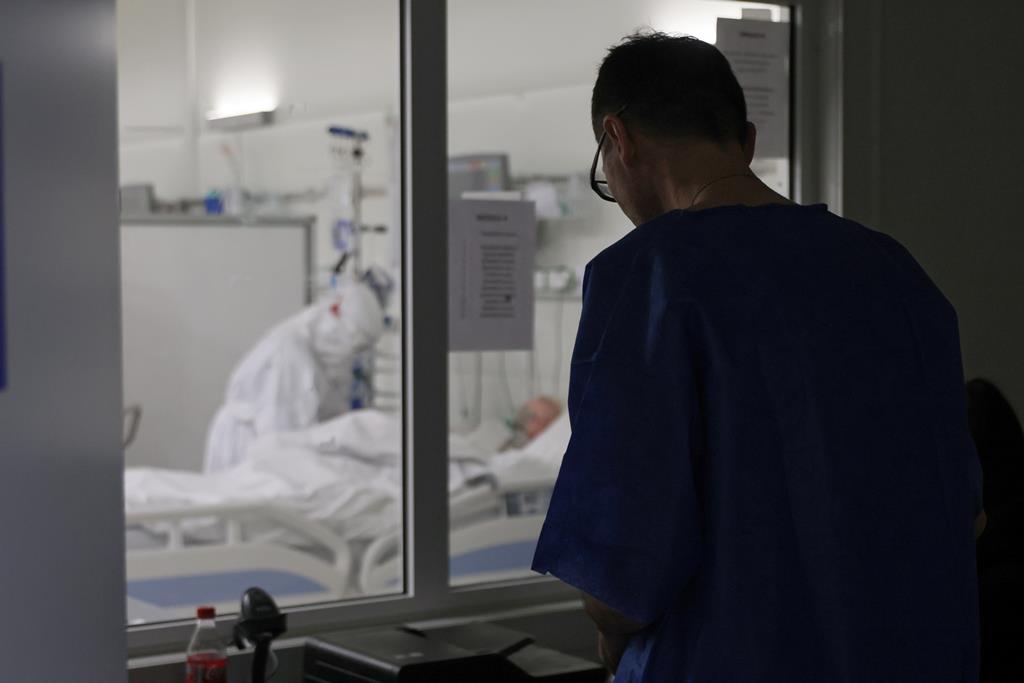 Médicos internos insatisfeitos com pouco tempo para estudar e para estar na urgência