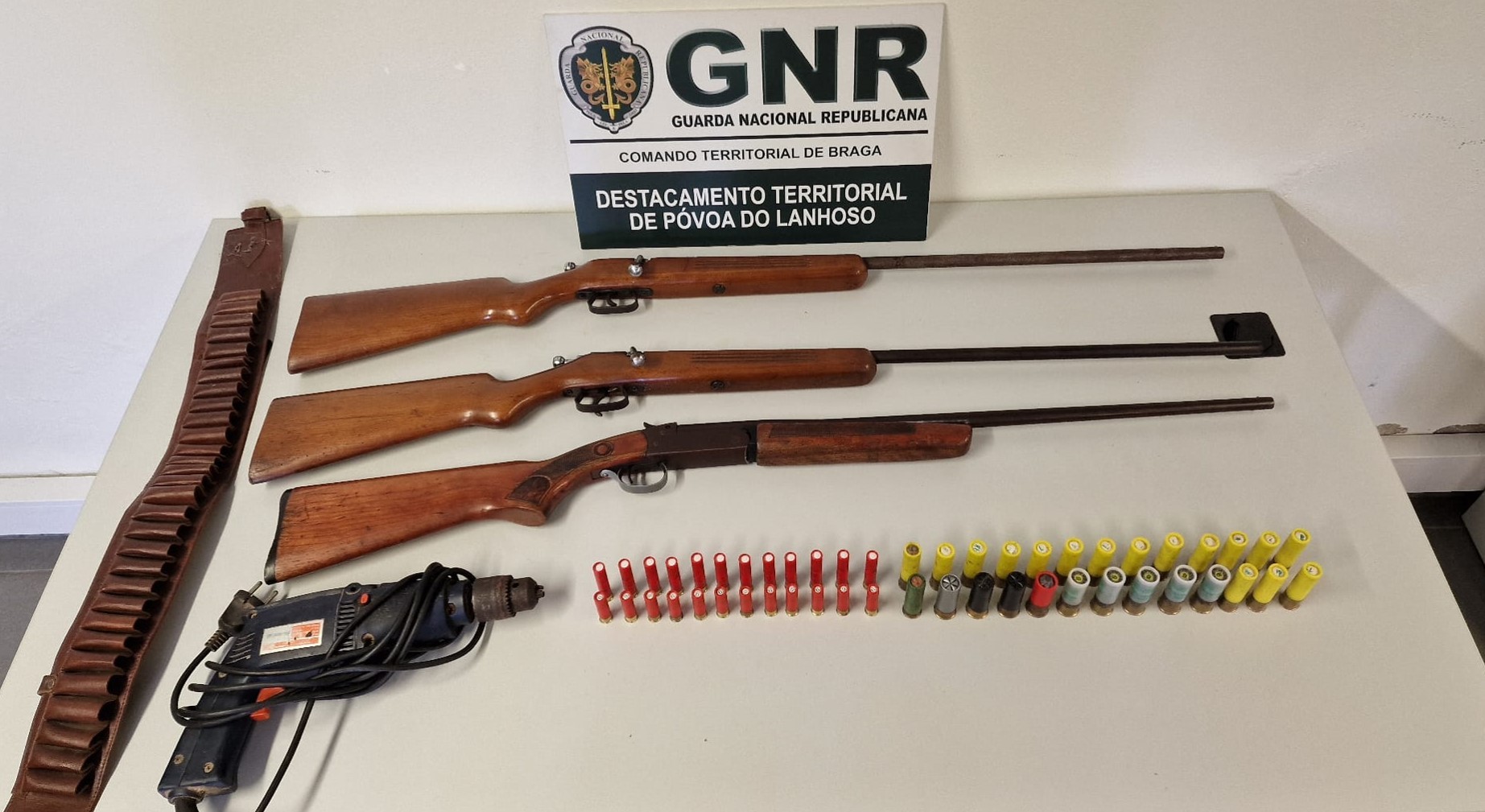 GNR detém dois homens por furto e posse ilegal de arma em Vieira do Minho