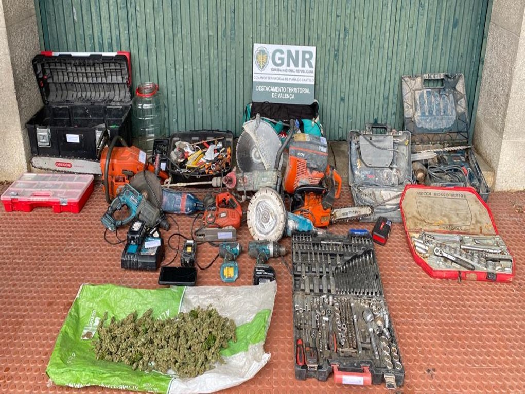 Dois homens detidos por tráfico de droga e posse de arma proibida