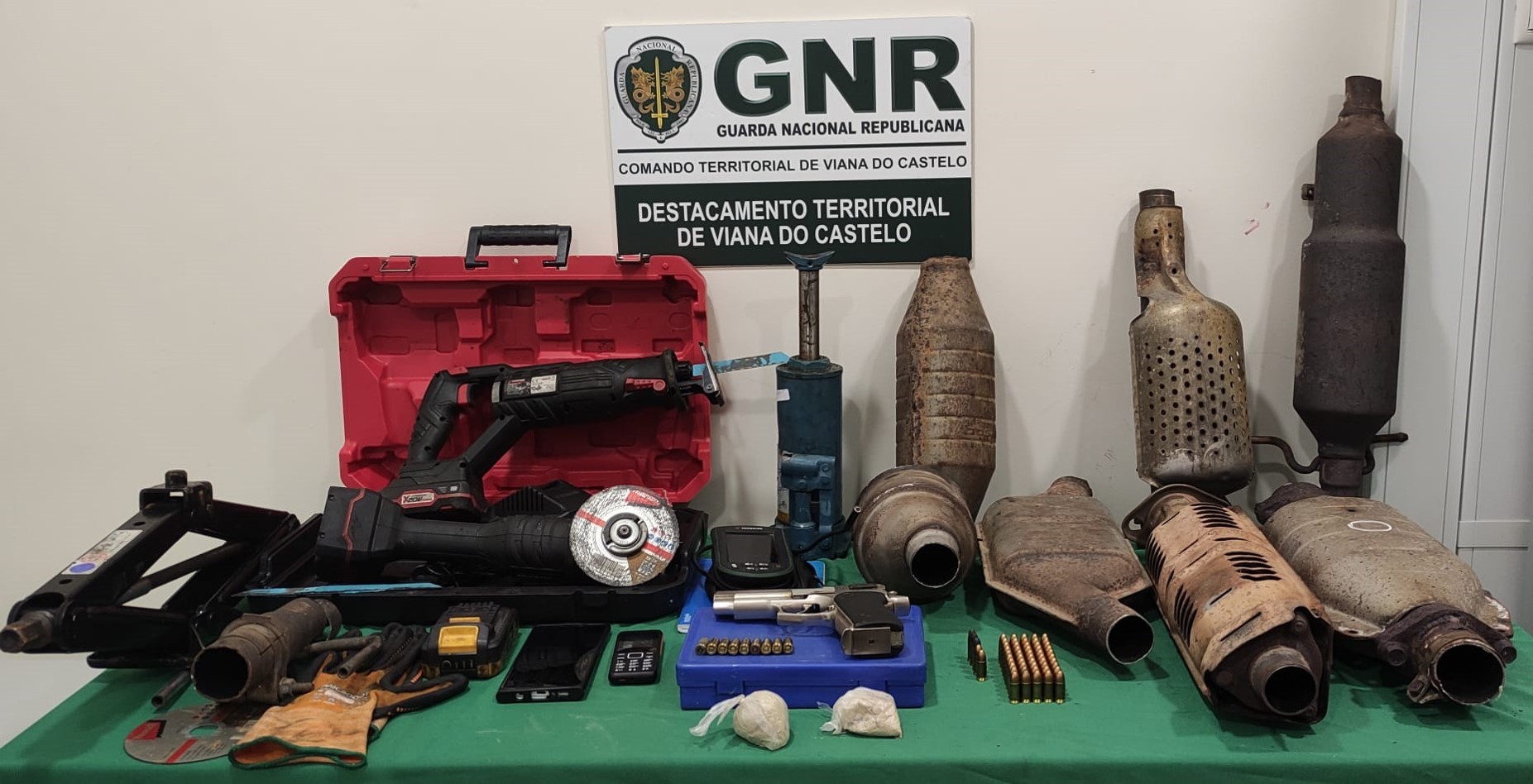 Homem detido por posse de arma proibida, tráfico de droga e furto de catalisadores
