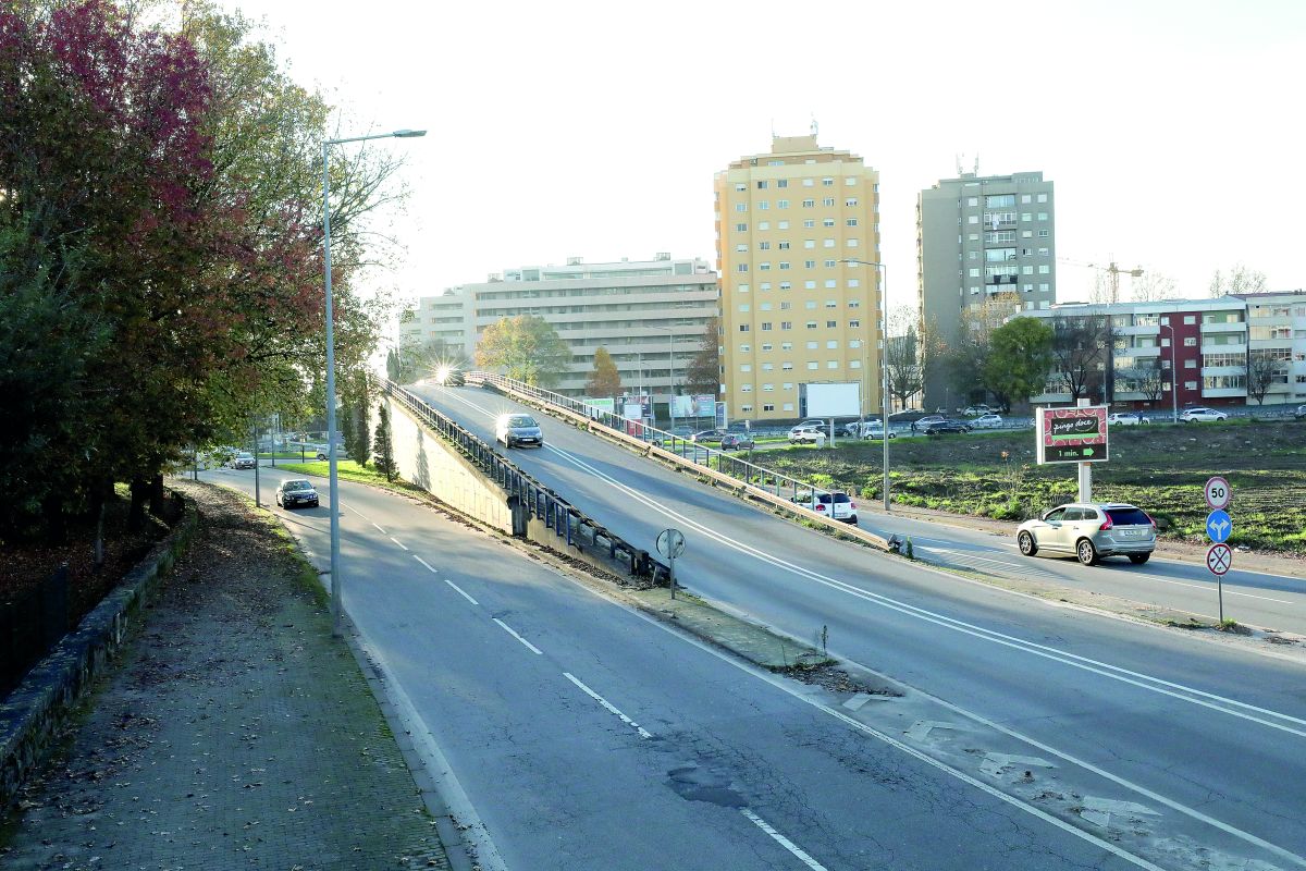 Viaduto transformado em sucata