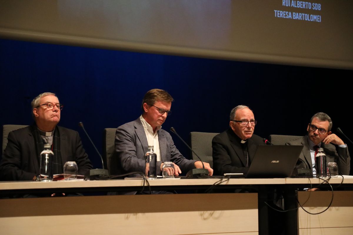 Teologia deve lançar «grandes questões» nesta «sociedade adormecida»