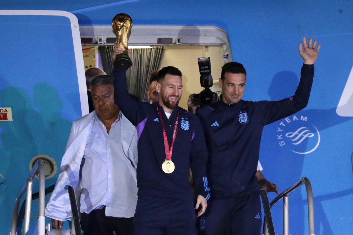Seleção argentina recebida em casa por multidão de adeptos