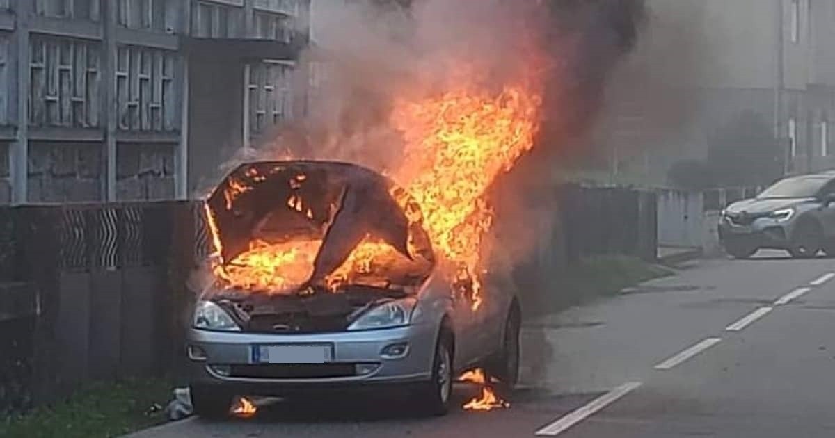 Carro incendeia-se e fica destruído em Guimarães