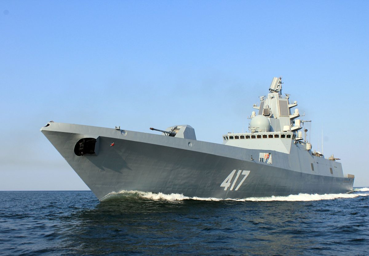 Fragata da Rússia armada com mísseis hipersónicos cruzou Canal da Mancha