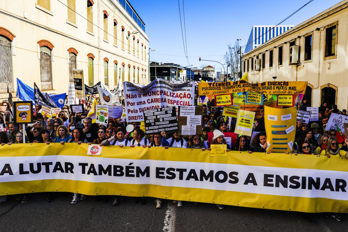 Milhares de professores de todo o país concentrados em frente ao ministério