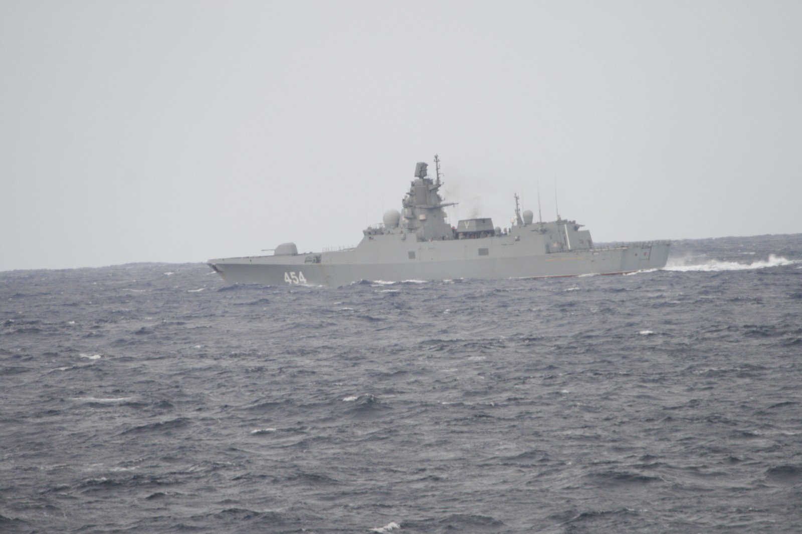 Marinha portuguesa acompanha passagem de navios russos na costa