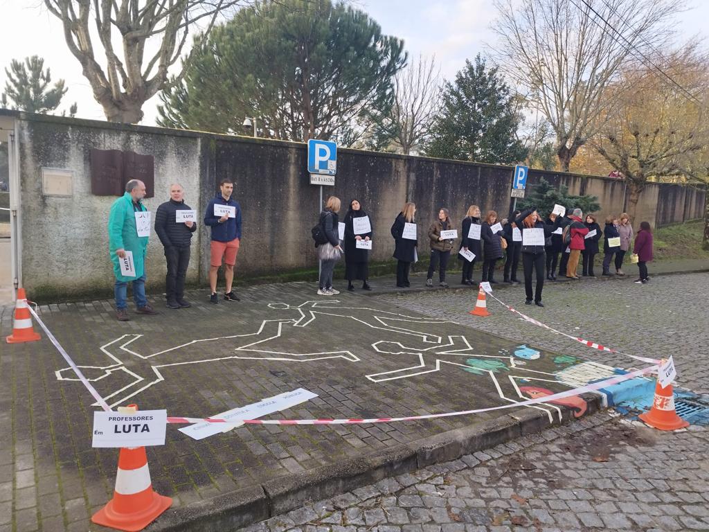 Professores fecham Escola de Trigal Santa Maria e manifestam-se com instalação artística