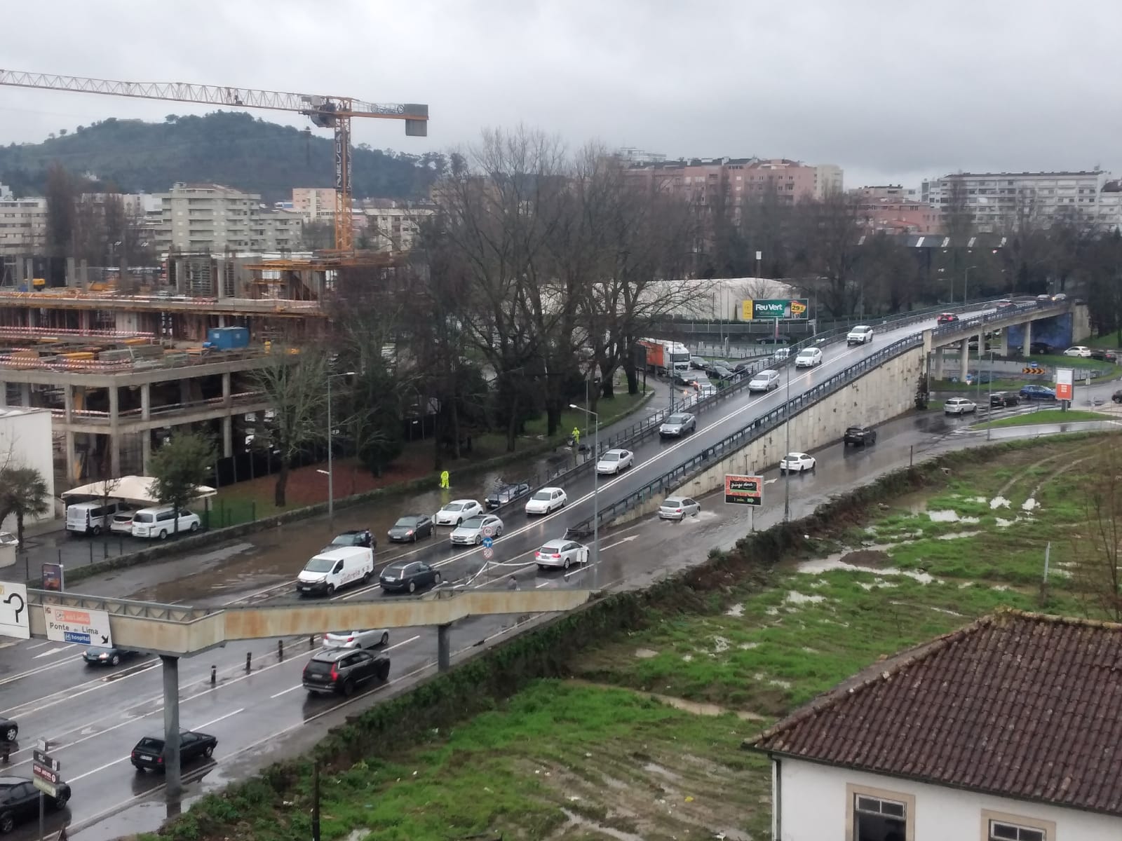 Inundação congestiona trânsito na Rodovia