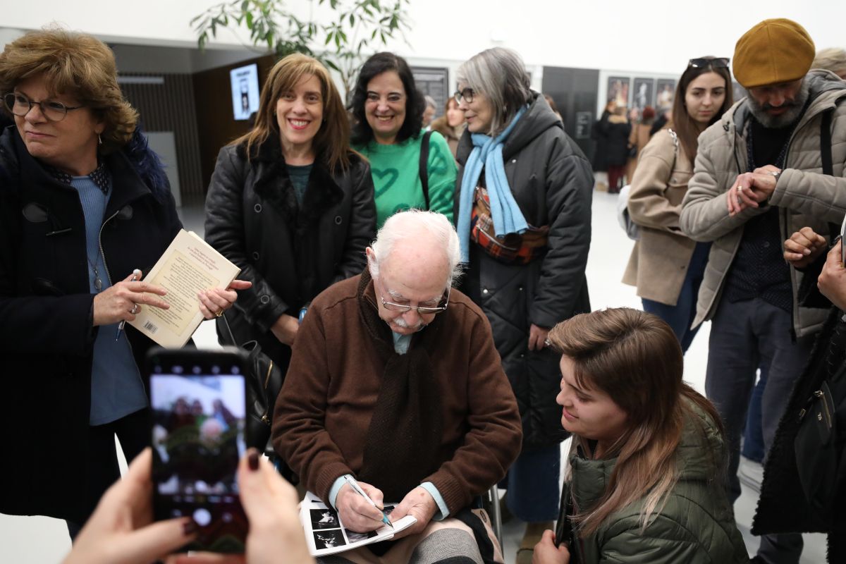 Exposição de retratos de Ruy de Carvalho leva a percorrer memórias do teatro português