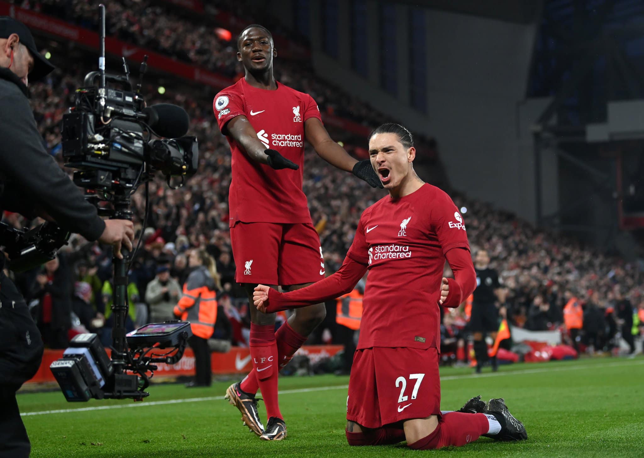 Liverpool 'esmaga' Manchester United em dia de recordes e história