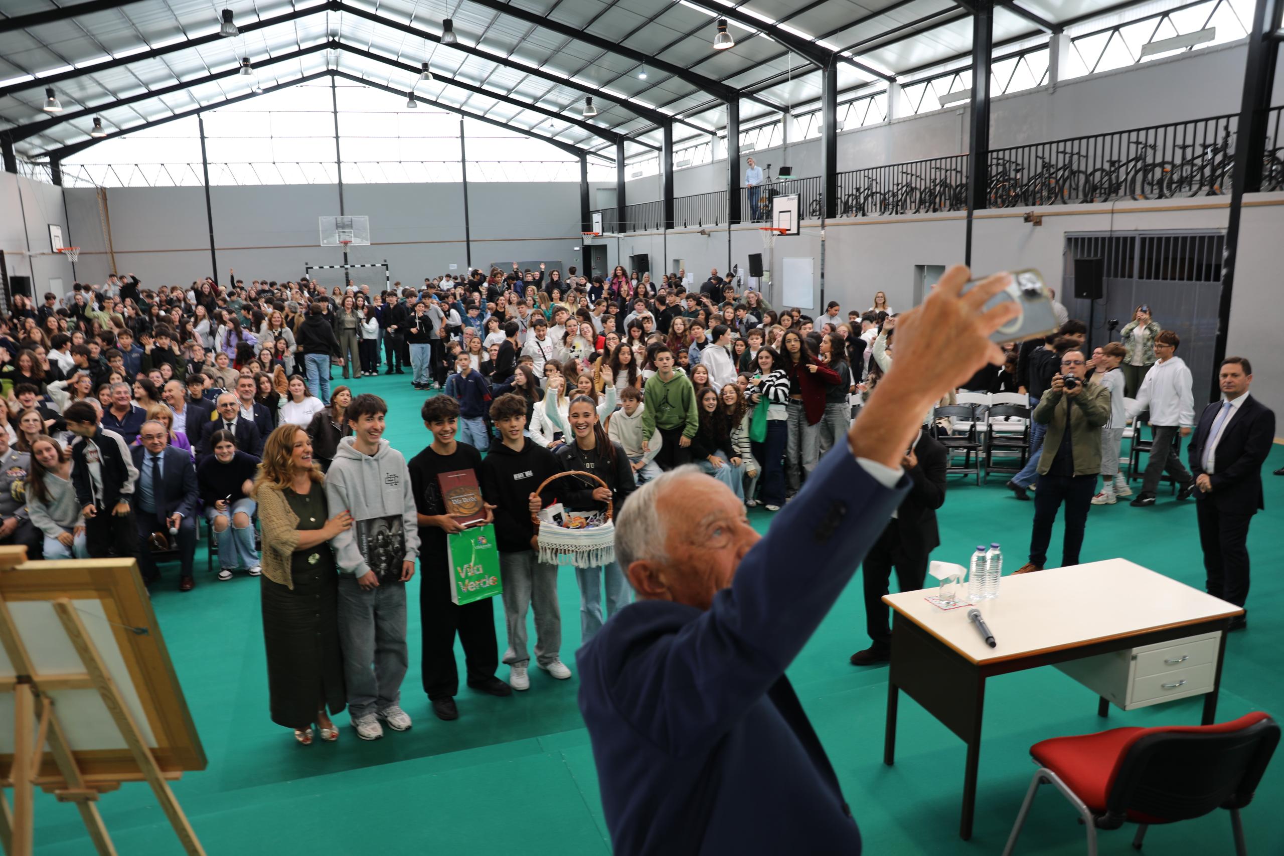 Marcelo Rebelo de Sousa pede a alunos de Vila Verde que «estejam preparados para a mudança»