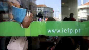 Desemprego baixa para 5,7% em novembro e toca mínimo de 23 anos