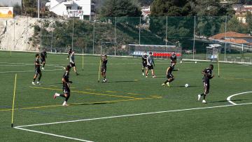 Vitória SC faz treino de adaptação no sintético da Valinha