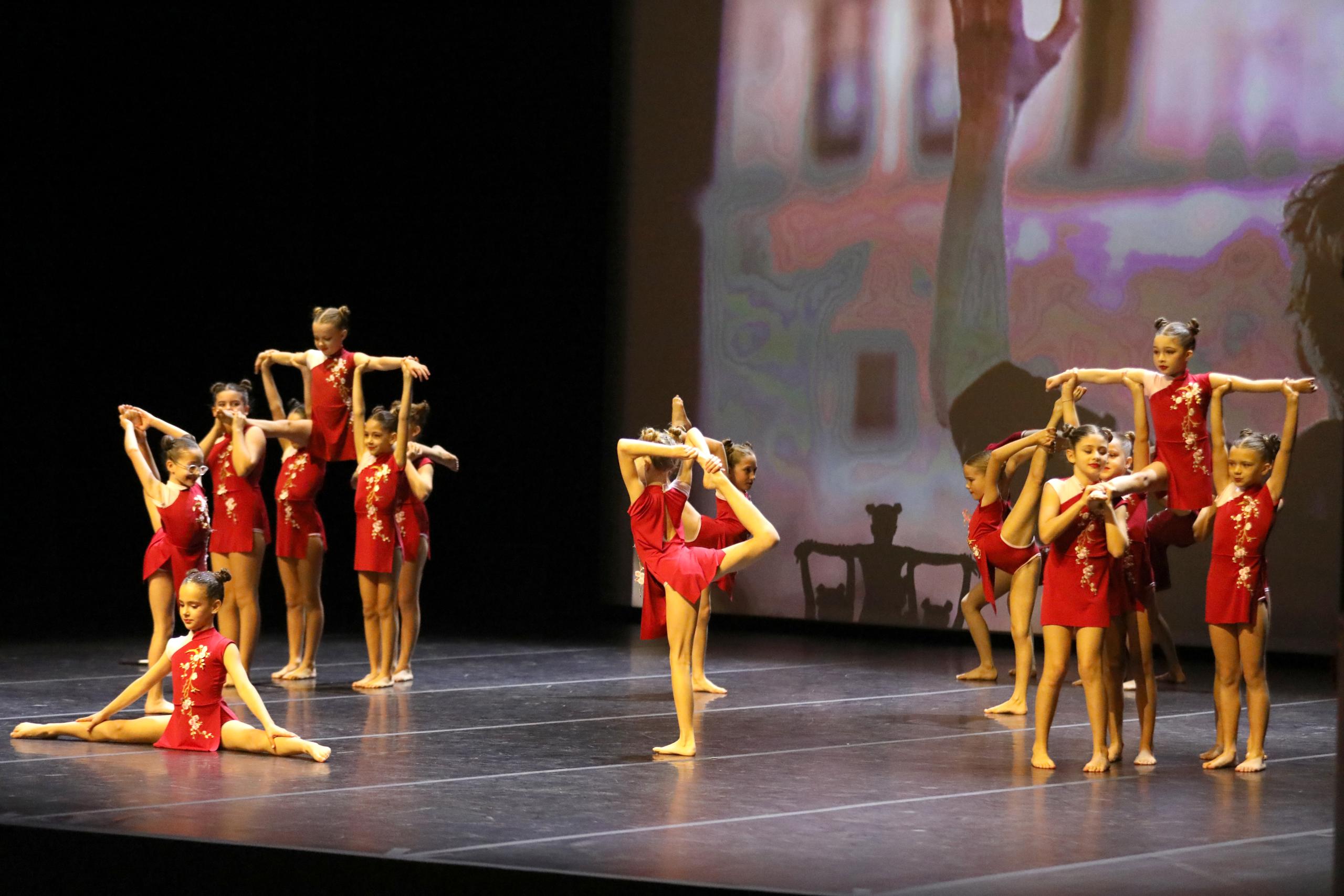 Crianças e jovens concretizam sonhos e revelam-se verdadeiros dançarinos em palco