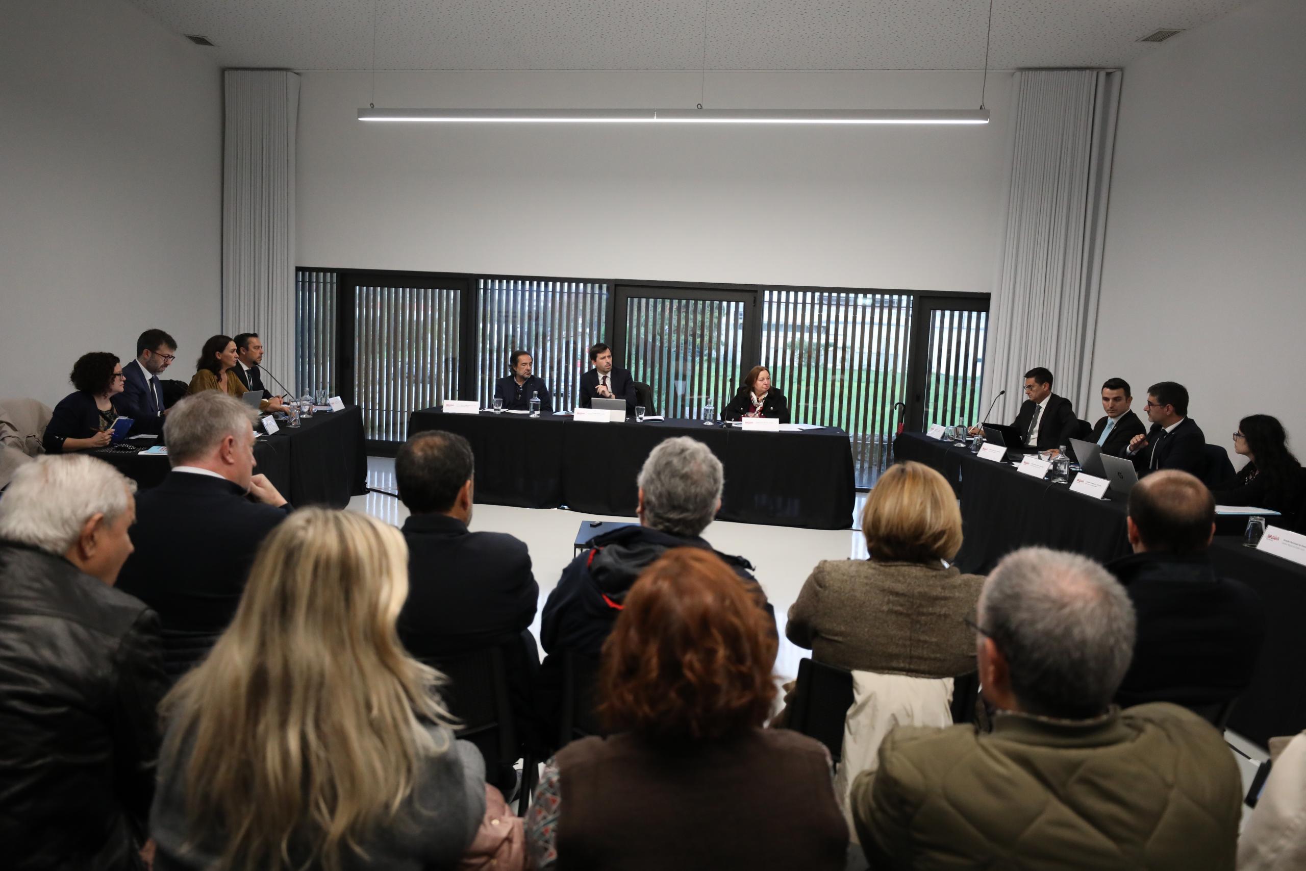 Presidente da Câmara começa a ouvir a oposição amanhã e admite todos os cenários