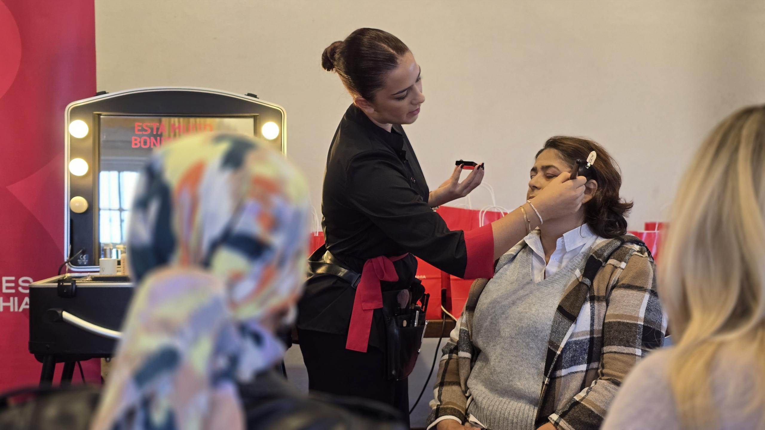 ULS de Braga promoveu oficinas de automaquilhagem para doentes oncológicas