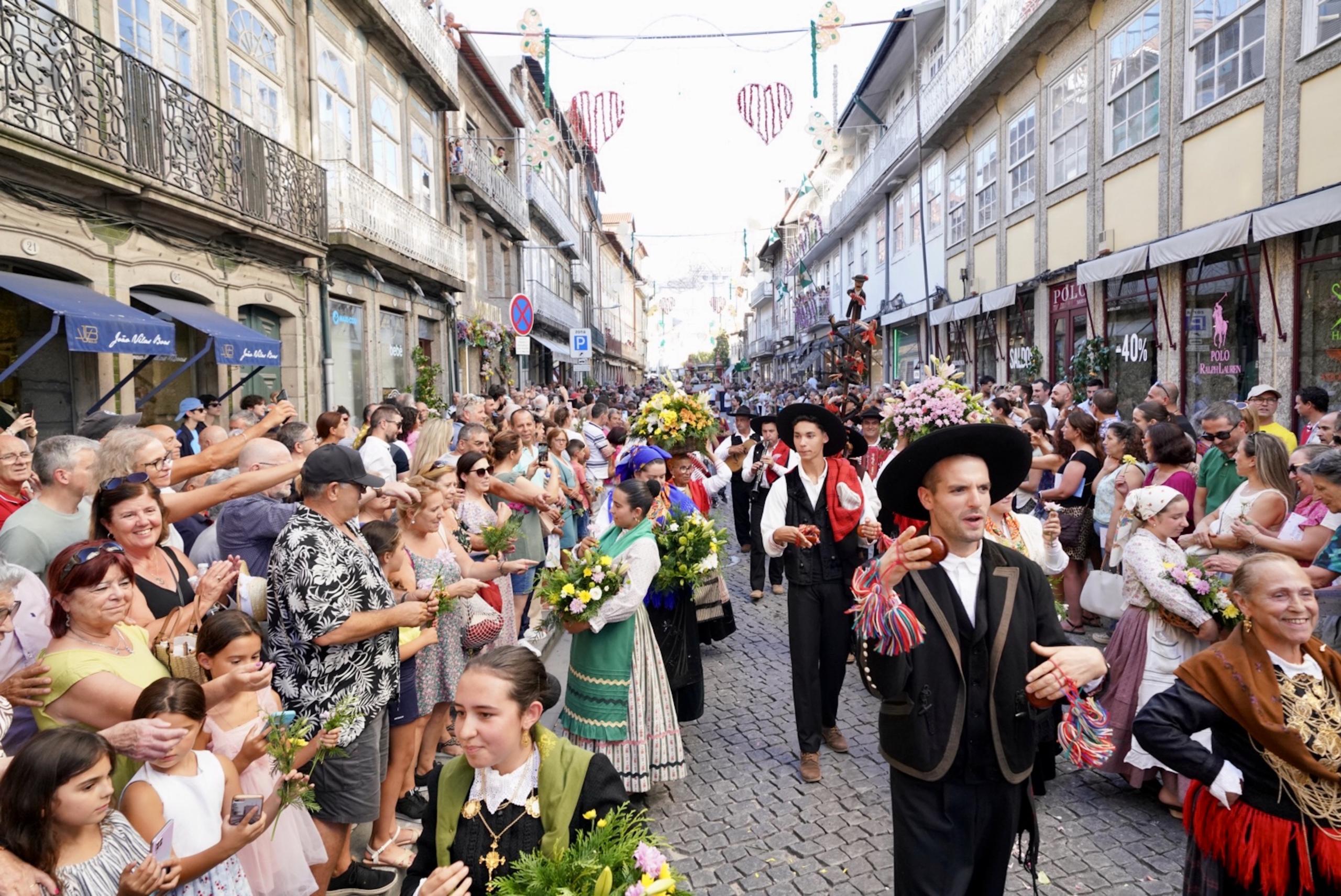 Batalha das Flores encheu de cores as ruas do centro de Guimarães