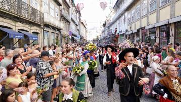 Batalha das Flores encheu de cores as ruas do centro de Guimarães