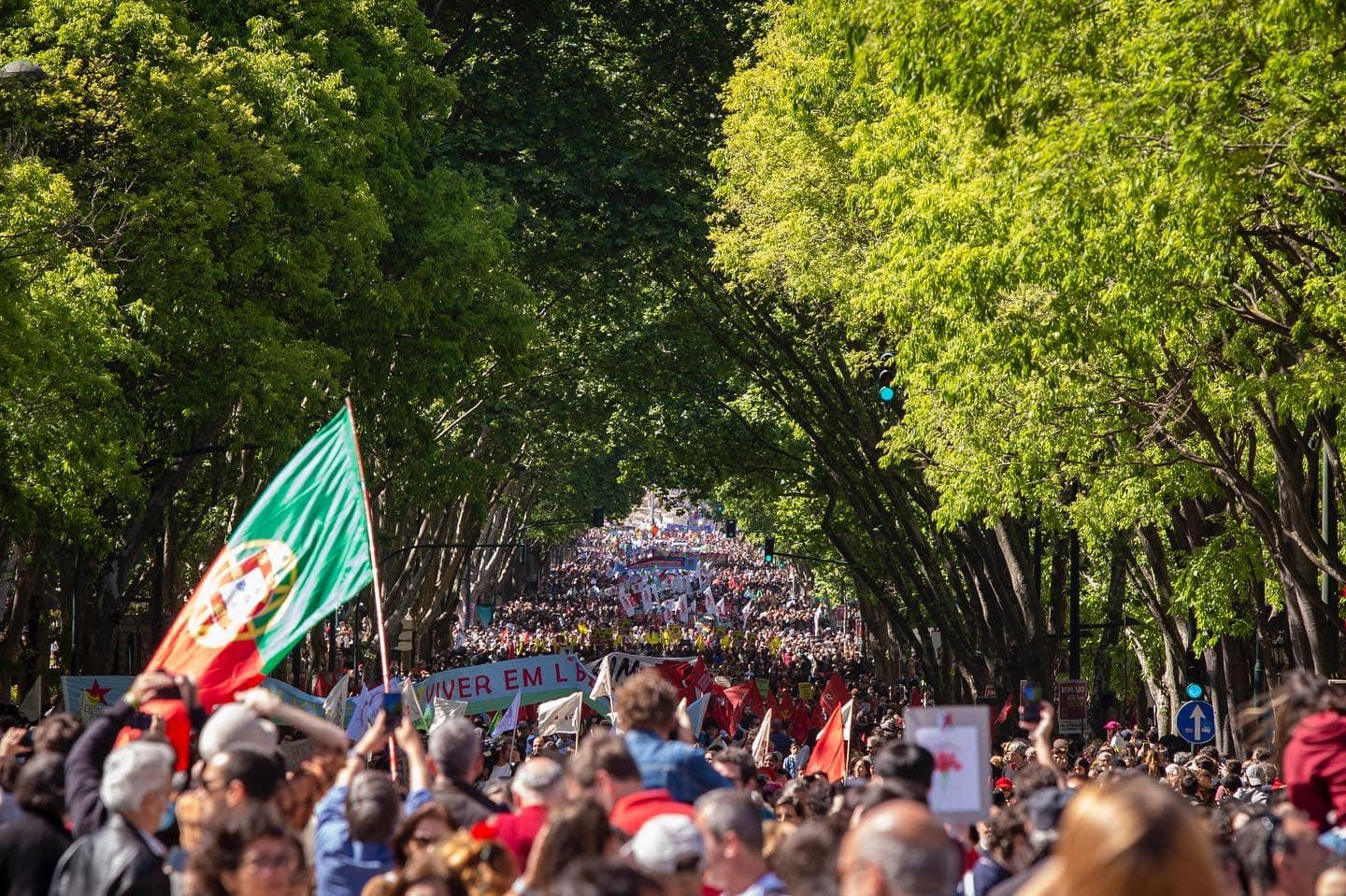 25 Abril: Comemorar nas ruas, nas redes sociais, com debates, a ler e ouvir música