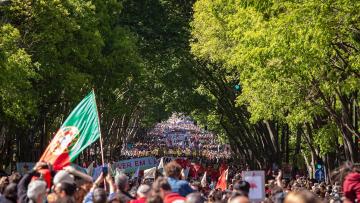 25 Abril: Comemorar nas ruas, nas redes sociais, com debates, a ler e ouvir música