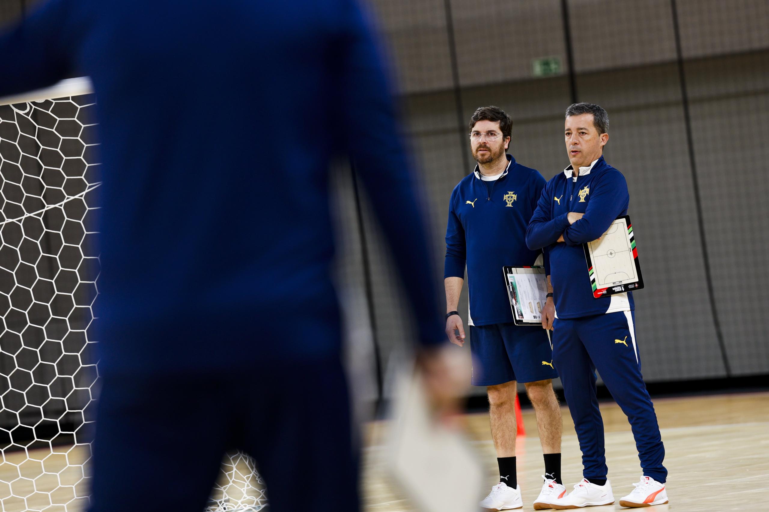 Selecionador feminino de futsal com grupo «focado» antes de jogos com a Espanha