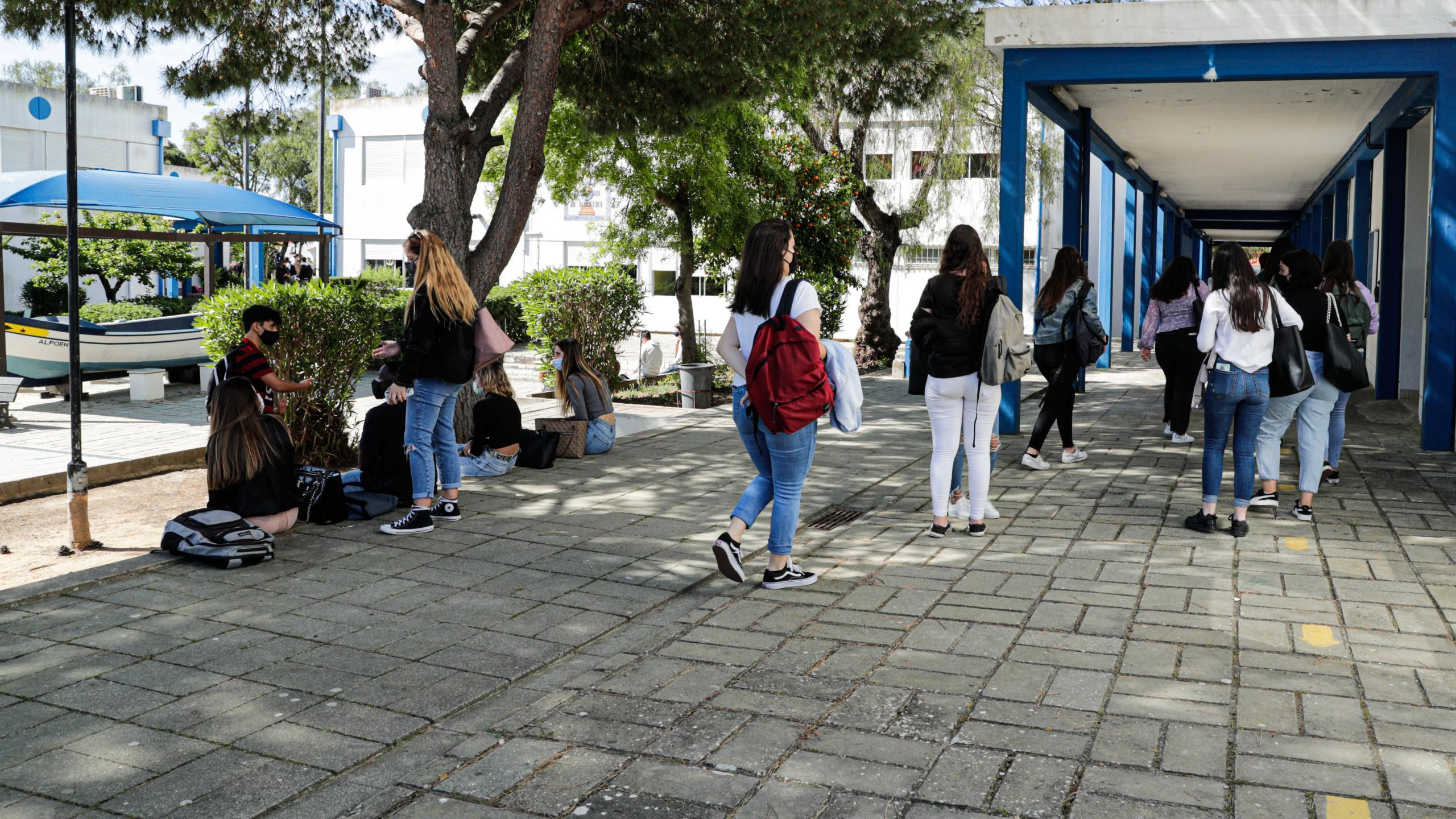 Greve de funcionários com pouco impacto nas escolas até agora, avançam diretores