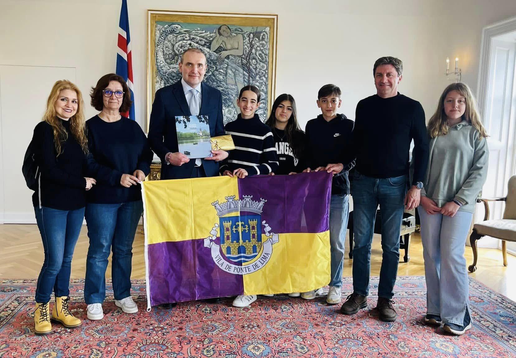 Alunos de agrupamento de escolas de Ponte de Lima recebidos pelo Presidente da Islândia