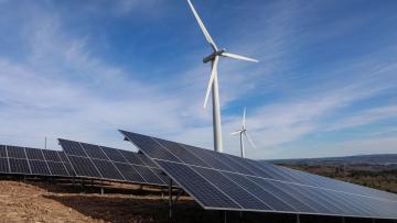 Mudança para energias renováveis tem de ser três vezes mais rápida, diz estudo