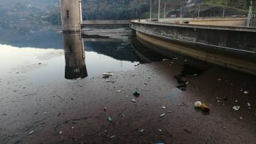 Barragem da Caniçada ‘passa' dia de Natal com manto de lixo à superfície
