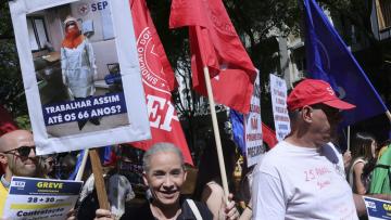 Enfermeiros manifestam-se frente ao Ministério da Saúde