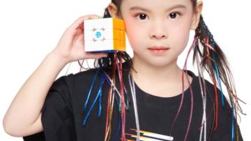 Menina chinesa de seis anos estabelece recorde mundial no cubo mágico